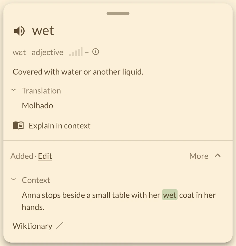 Palavra wet com tradução Molhado e frase original salva em um cartão; controles do app em inglês